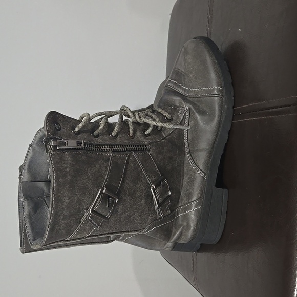 From RUE 21 WOMENS SIZR 6 Ankle Boots Gently Worn - Picture 3 of 5